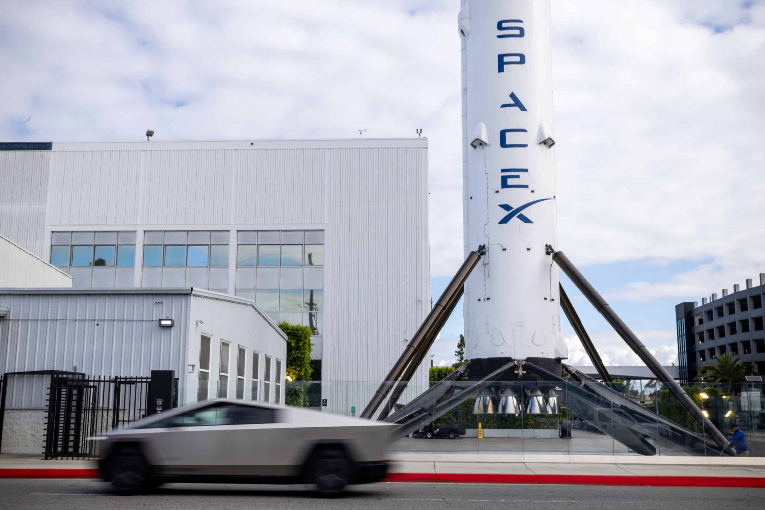 Raumfahrt-Rakete SpaceX vor moderner Firmenzentrale in Kalifornien.