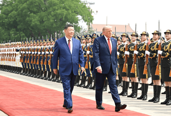 Hochrangige Staatsbesuche bei militärischer Zeremonie in Peking.