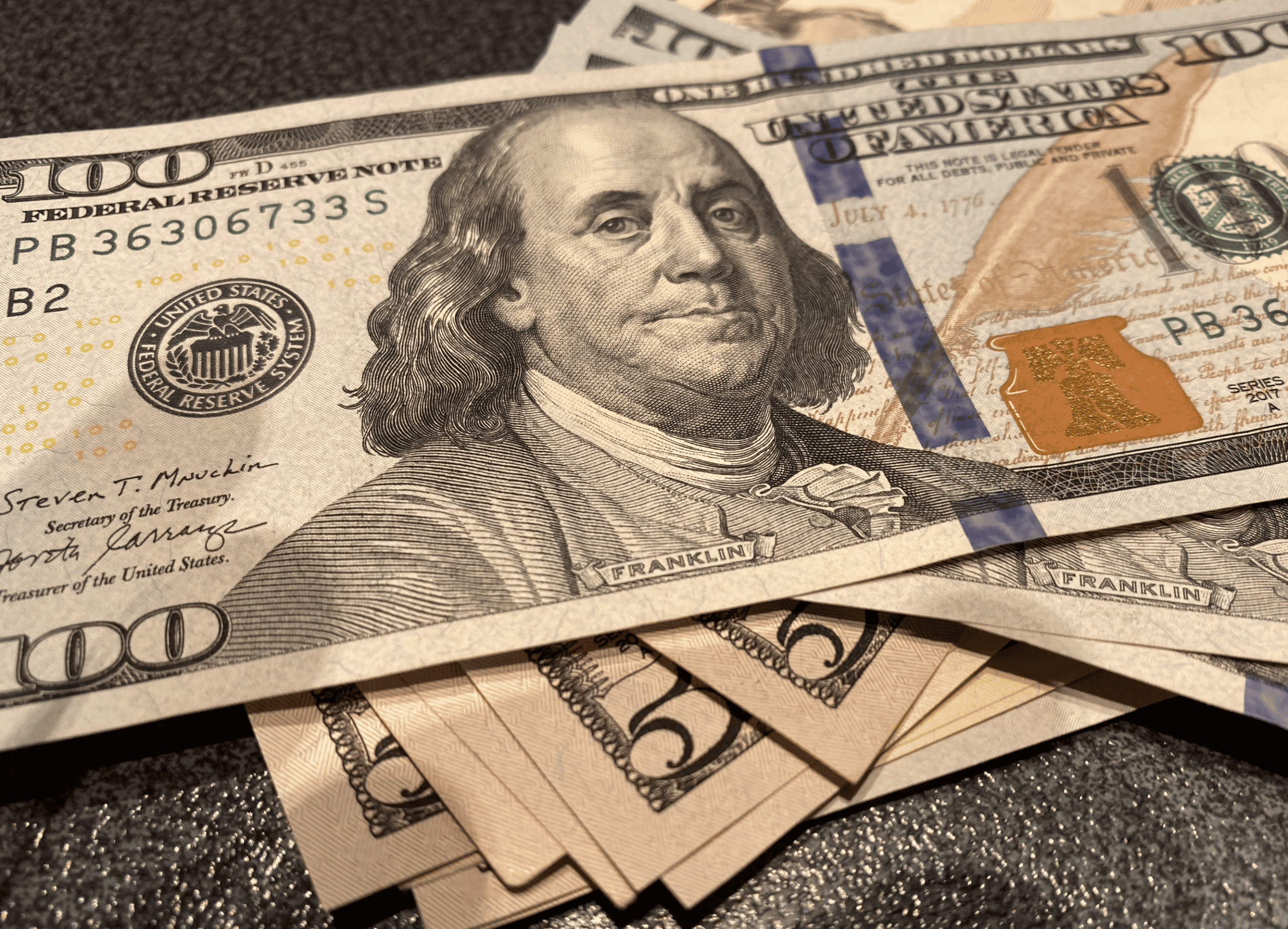 Hochwertige US-Dollar-Banknoten im Fokus der Finanzmärkte.