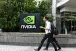 NVIDIA Firmenlogo vor Bürogebäude in urbaner Umgebung, moderne Technologie, Innovation.