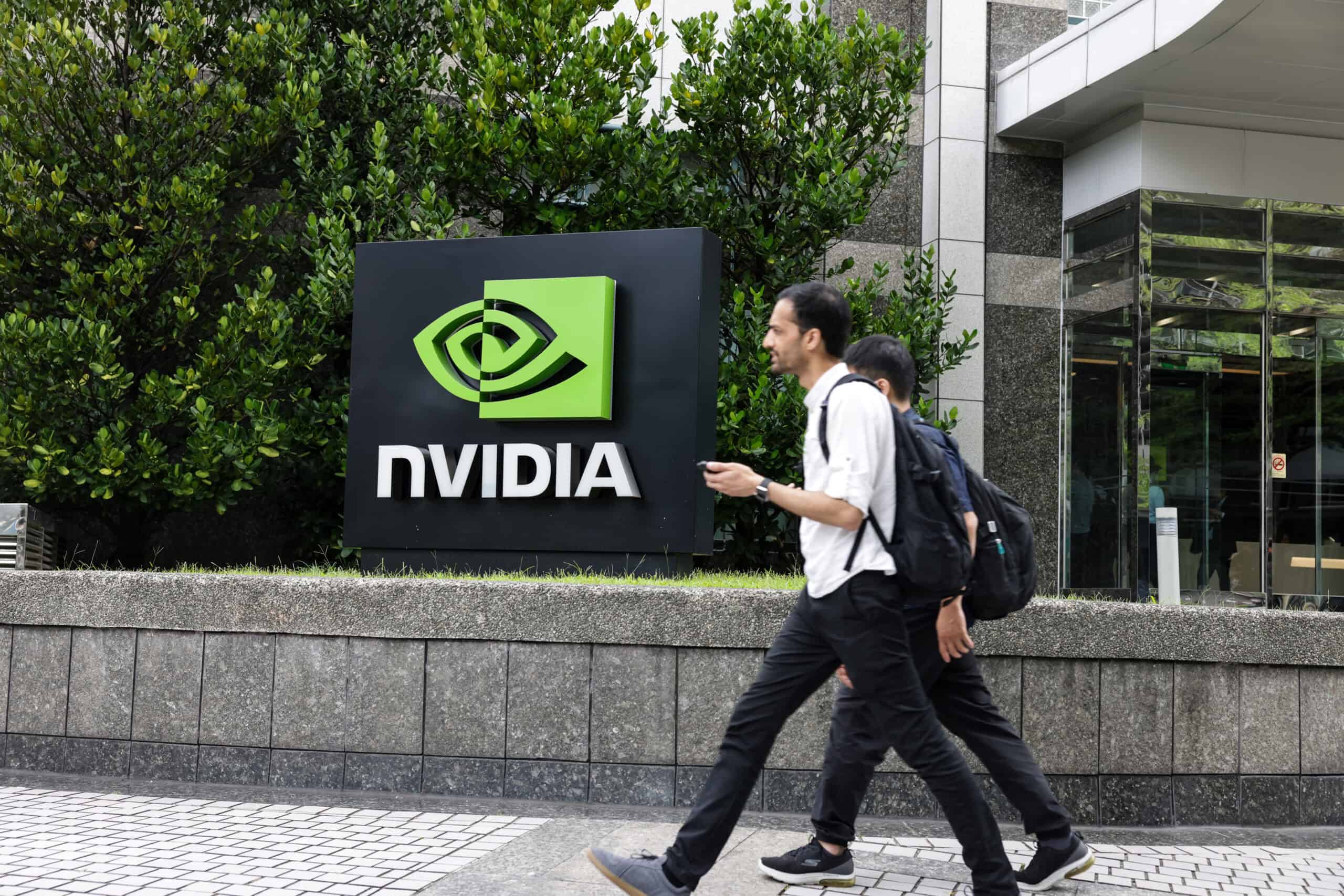 NVIDIA Firmenlogo vor Bürogebäude in urbaner Umgebung, moderne Technologie, Innovation.