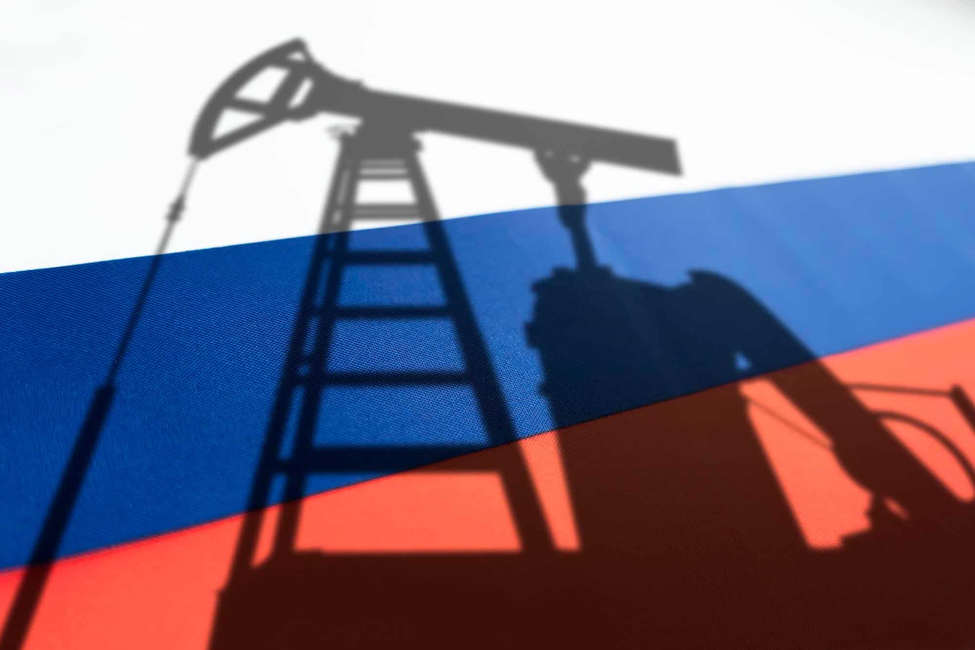 Ölbohrturm vor russischer Flagge, Energiepolitik, Rohstoffmarkt, Russland, Ölindustrie, globale Ener.