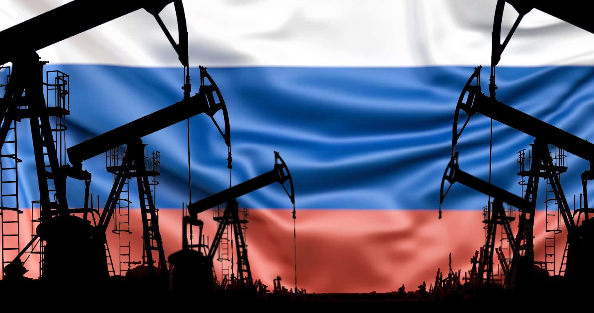 Ölbohrinseln vor russischer Flagge symbolisieren Energiepolitik und Rohstoffförderung.
