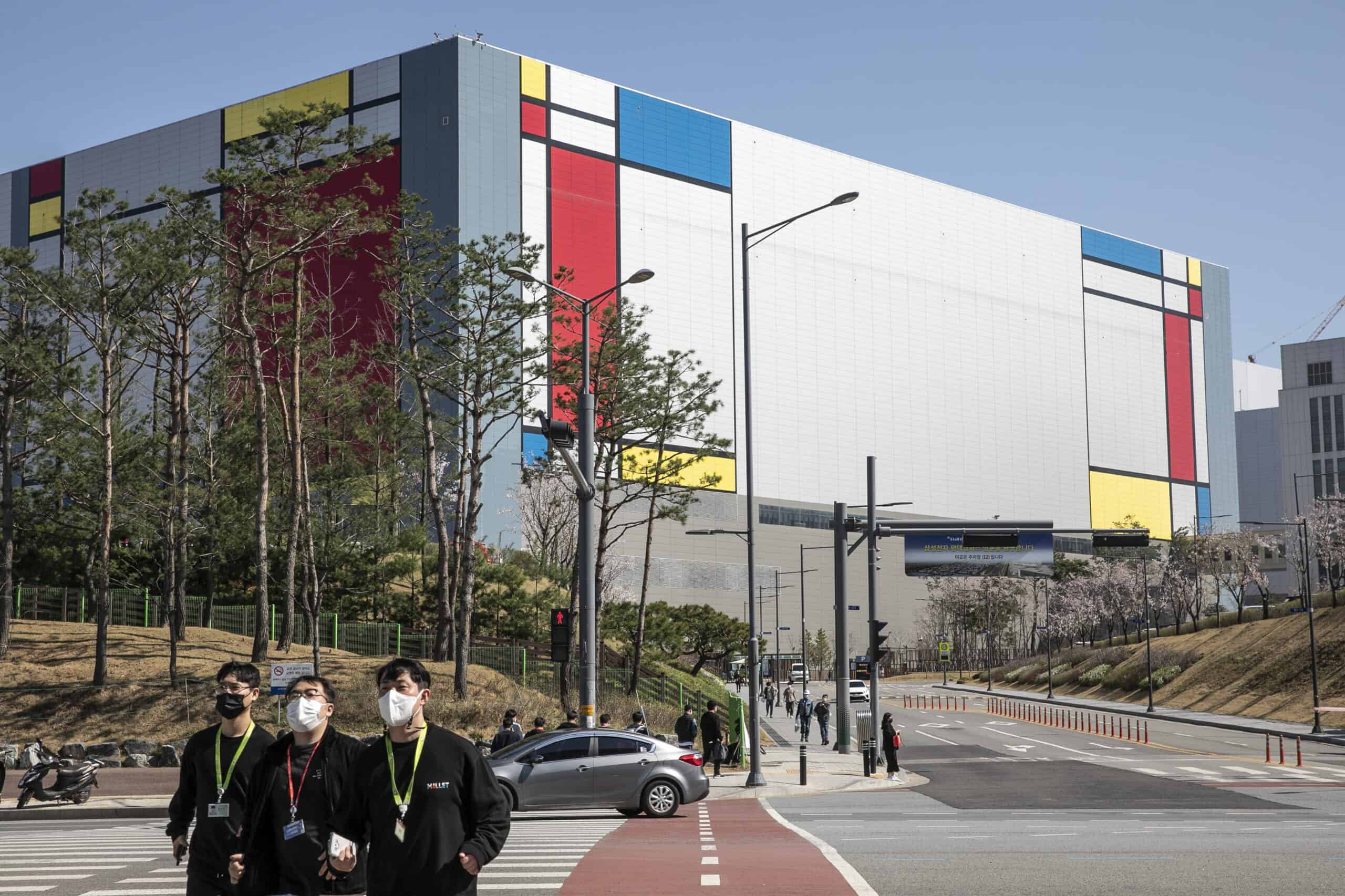 Modernes Gebäude mit buntem Mosaikdesign und Fußgängern in Seoul, Südkorea.