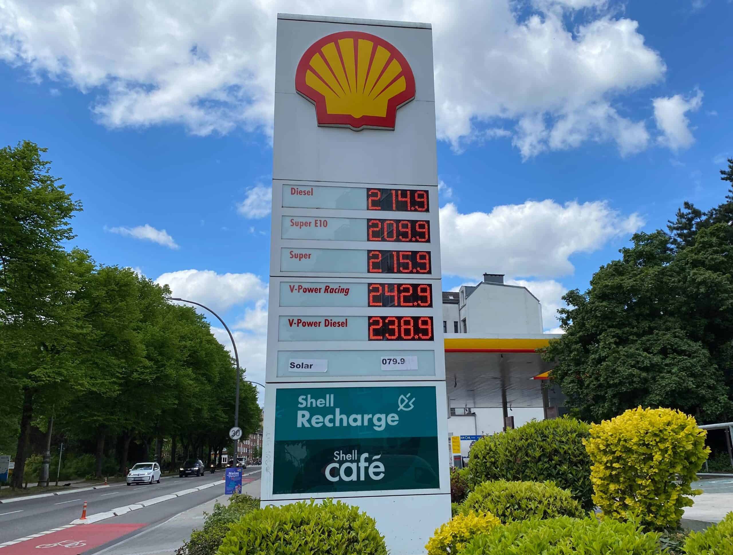 Hochpreis-Tankstelle mit Shell-Logo und Preisschildern für Kraftstoffe in Deutschland.
