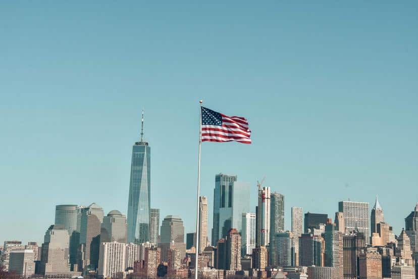 Amerikanische Flagge vor der Skyline von New York City.