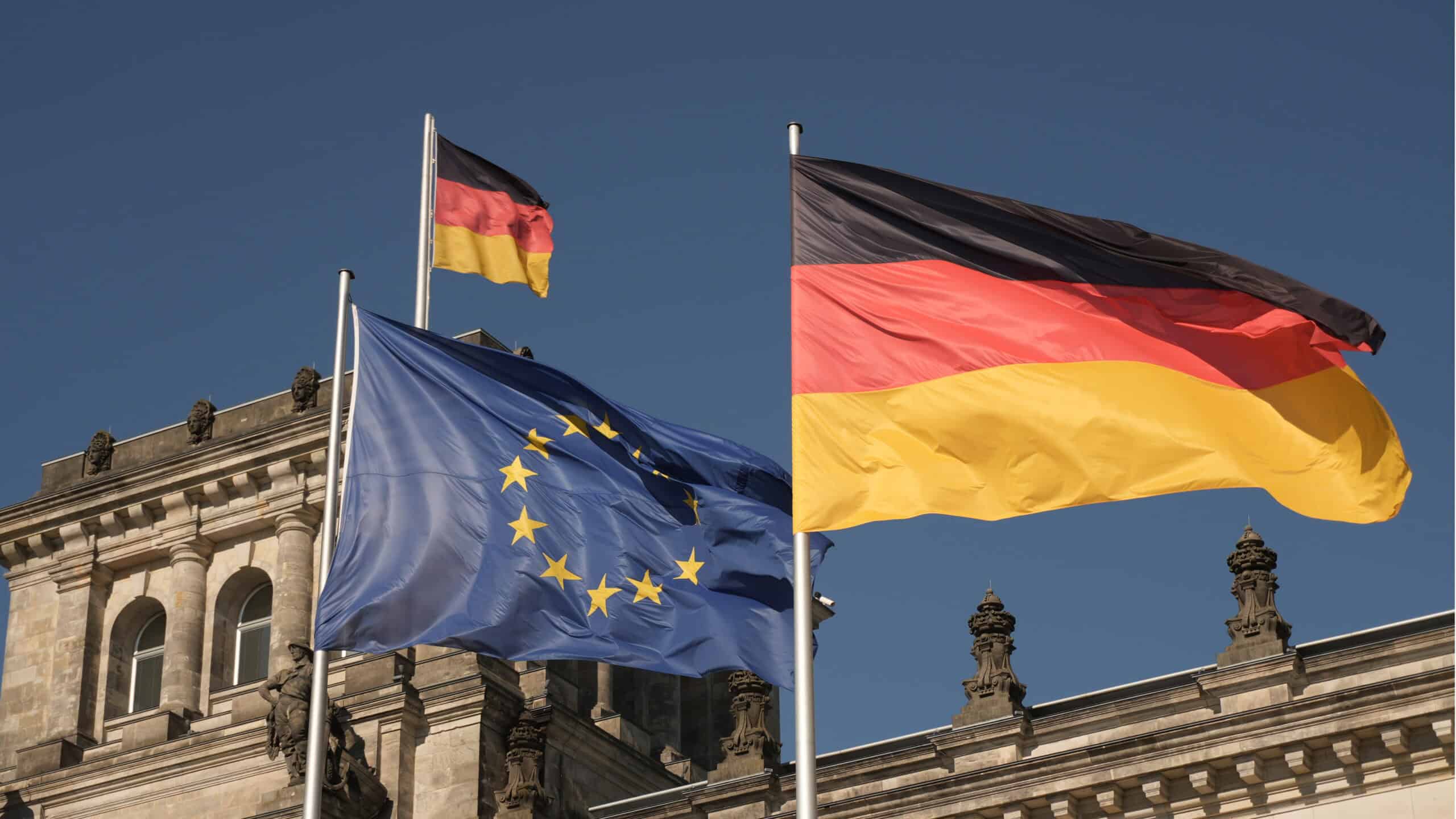 Deutschland- und Europa-Flaggen vor dem Reichstag in Berlin