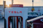 Tesla Ladestation mit 250 kW Ladeleistung bei Sonnenuntergang.