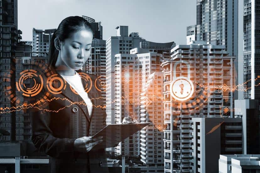 Frau mit Tablet vor digitaler Stadt- und Technologie-Visualisierung.
