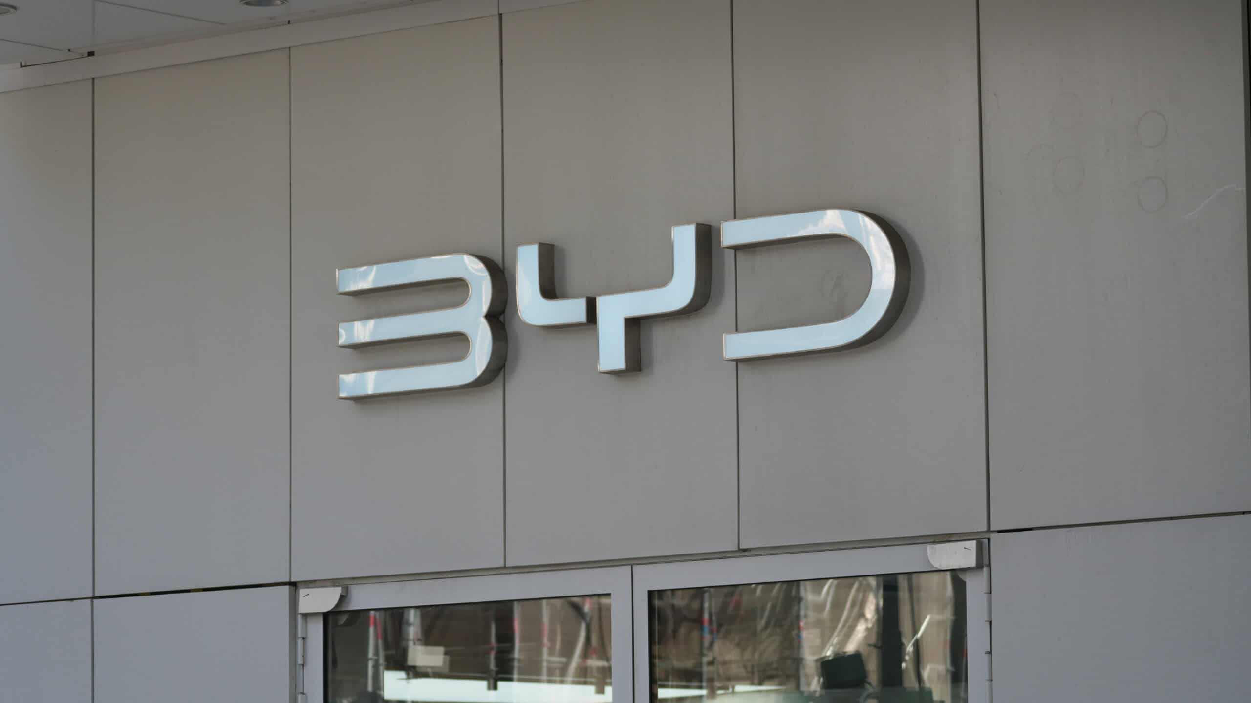 BYD Logo an einem modernen Gebäude, Fokus auf Elektromobilität.