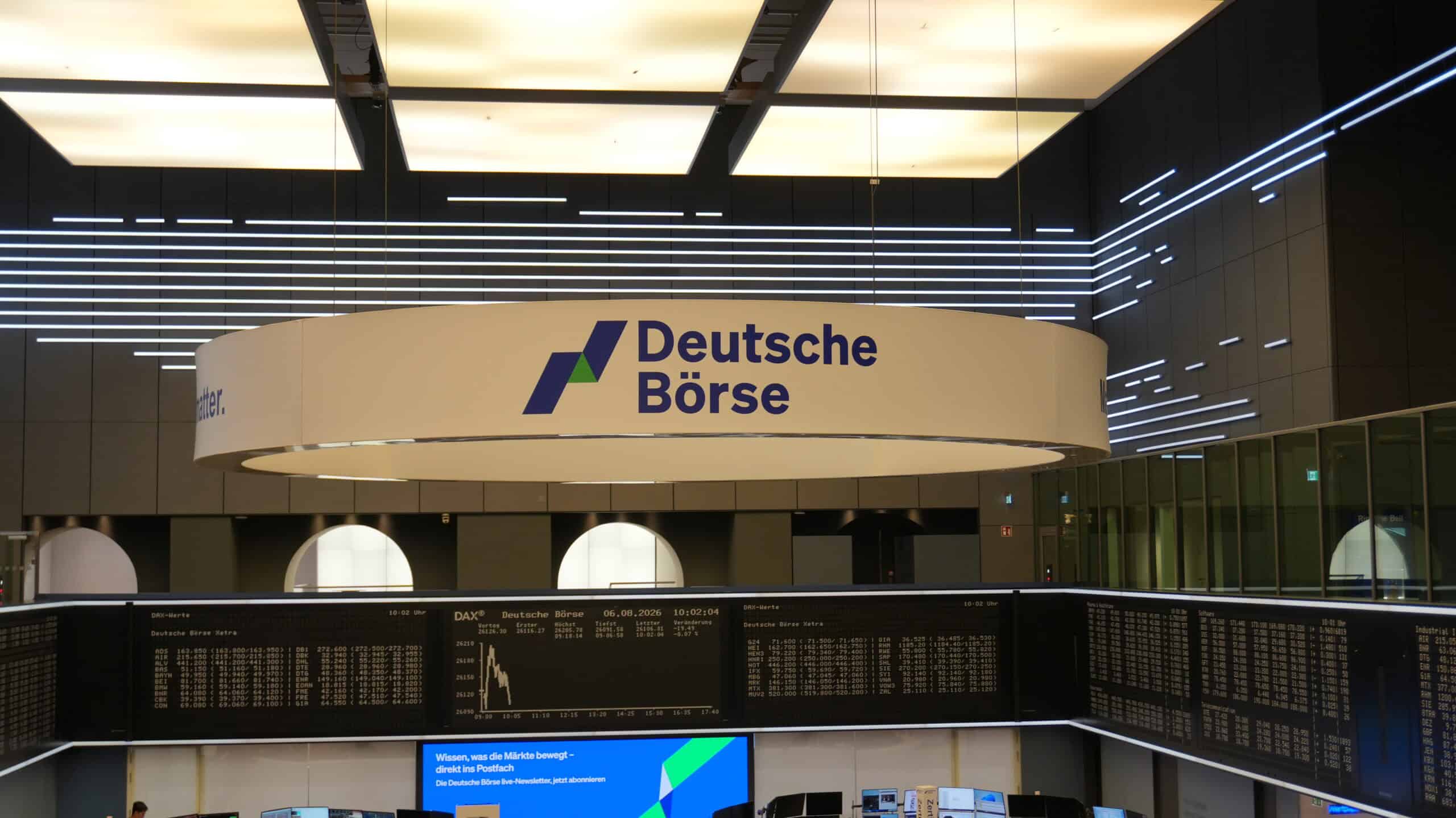 Blick auf die Börse Deutsche Börse mit digitalen Anzeigetafeln und Handelsdaten.