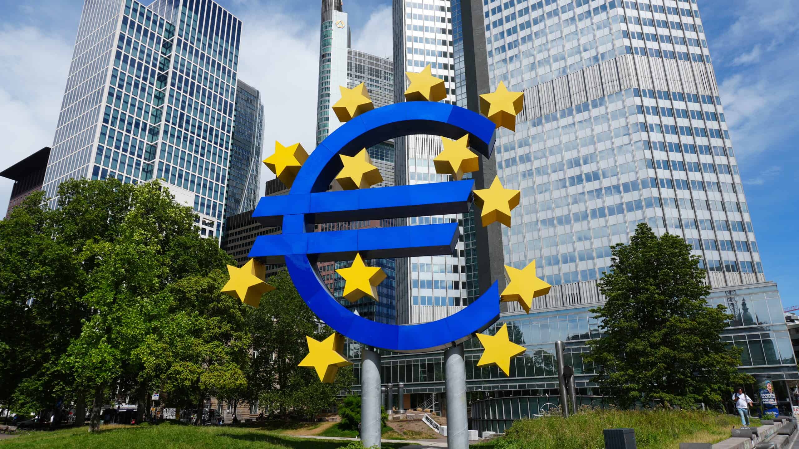 Euro-Zeichen vor Skyline in Frankfurt