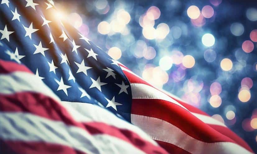 Amerikanische Flagge im Nahaufnahme mit Lichterhintergrund.