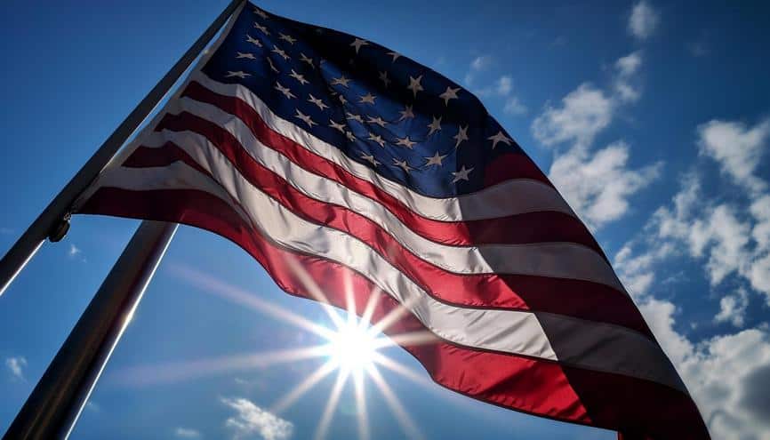 Amerikanische Flagge weht im Wind bei Sonnenschein.