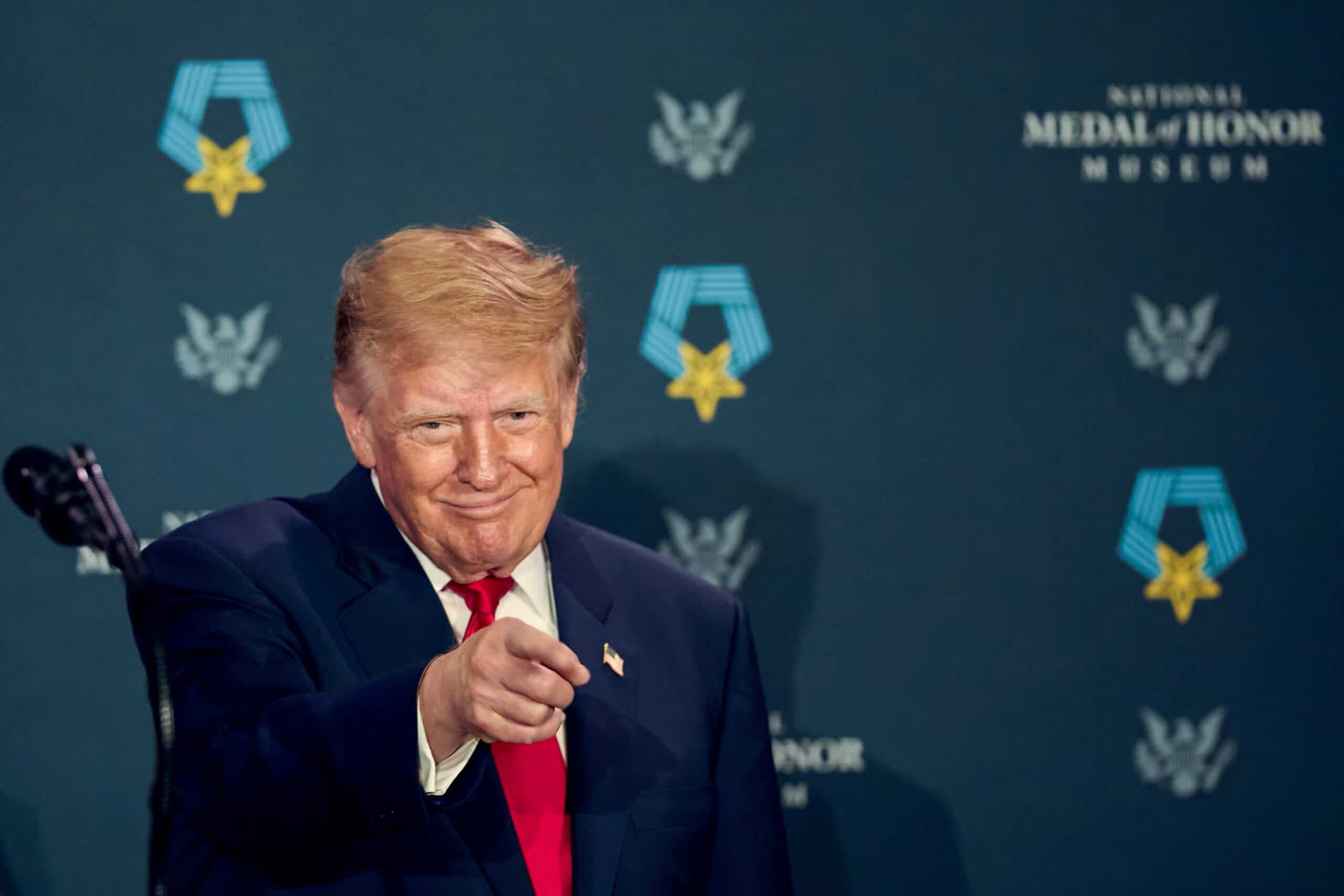 Donald Trump bei einer Auszeichnung mit Daumen nach oben.