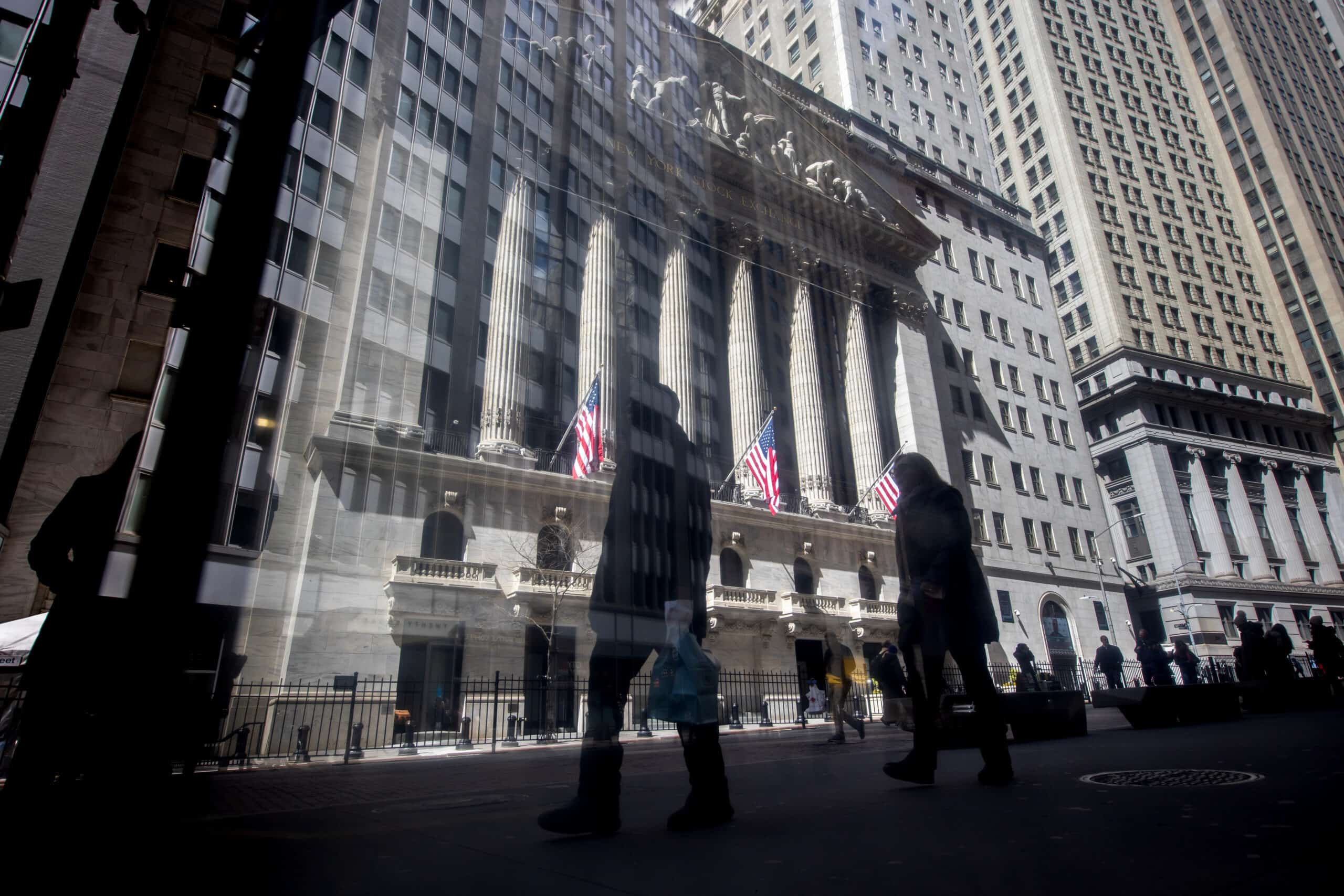 Blick auf die New York Stock Exchange vor einem Wolkenkratzer-Hintergrund.